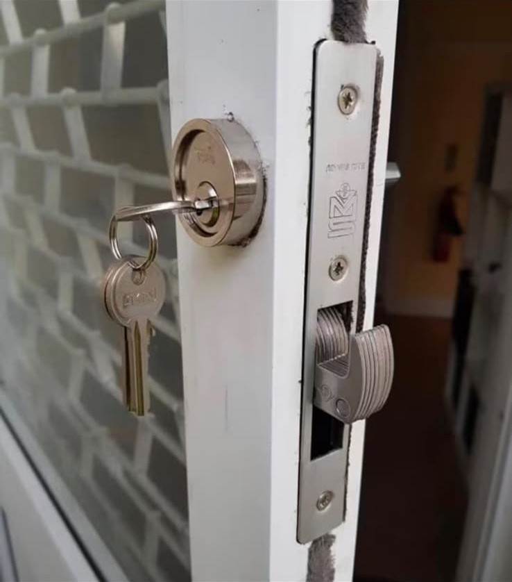 New lock mechanism and freshly cut keys after a residential lock change in London